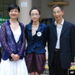 前公民黨黨魁余若薇(左一)與民主黨創黨主席李柱銘(右一)，替公民黨候選人陳淑莊(中)助選