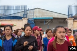 រូបឯកសារ៖ ក្រុមកម្មកររោងចក្រ​ ចេញ​ពី​ធ្វើការ​ នៅ​ពេល​ល្ងាច​ ឯជាយរាជធានីភ្នំពេញ នៅថ្ងៃទី២៥ ខែឧសភា ឆ្នាំ២០១៧។ (ខាន់ សុគុំមនោ/VOA)