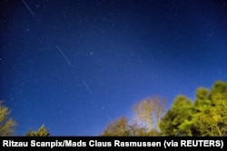 Цепочка спутников Starlink в небе над Данией, апрель 2020