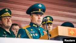 ولادیمیر زاوادسکی، فرمانده لشکر تانک کانتمیروفسکای روسیه، در مراسمی در مسکو به مناسبت سالگرد تأسیس این واحد در نارو-فومینسک سخنرانی می کند (عکس آرشیوی، تابستان ۱۳۹۹)