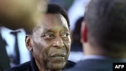 La légende du football brésilien Pelé assiste à un match de football amical au Dubai Opera Gardens à Dubai le 15 avril 2018.