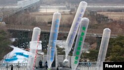 지난 2013년 2월 한국 임진각 망배단에서 탈북민 단체들이 북한으로 전단을 날리고 있다.