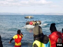 Despite the cold weather this month, more than 20 times the amount of people are arriving in Greece than in January of 2015, a year in which more than a million people made the dangerous journey to Europe seek asylum, Jan. 19, 2016, Lesbos, Greece. (VOA/Hamada Elrasam)