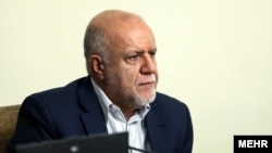 بیژن نامدار زنگنه وزیر نفت ایران در جلسه هیئت دولت در تهران - ۵ اسفند ۱۳۹۴