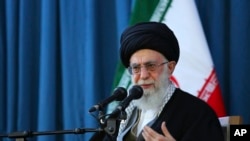 آیت الله علی خامنه ای، رهبر ایران، در سال ۲۰۱۶ نیز تهدید کرده بود که اگر واشنگتن توافق هسته ای را پاره کند، تهران آنرا آتش خواهد زد