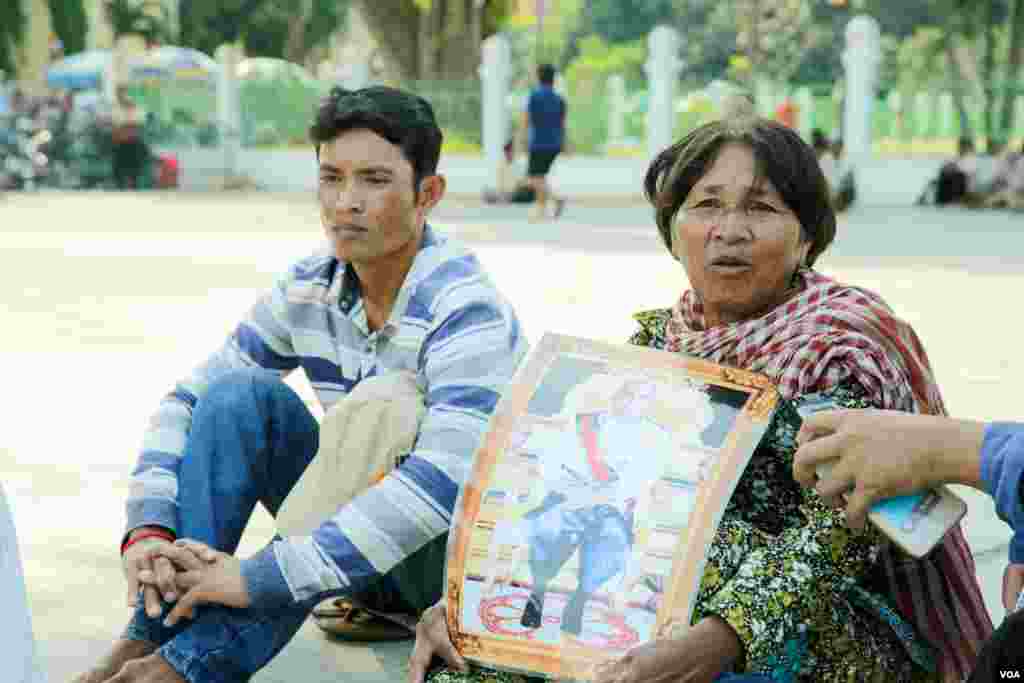 លោកស្រី ស​ សារឿន អាយុ​៦៤​ឆ្នាំ ជា​ប្រជាពលរដ្ឋមួយ​រូប​ដែល​រង​ជម្លោះ​លើ​បញ្ហាដីធ្លី​នៅ​ខេត្តក្រចេះ​​ ចូលរួមដាក់​ញត្តិ​ស្នើររដ្ឋាភិបាល​ឲ្យដោះស្រាយបញ្ហា​ដីធ្លីរបស់គាត់ នៅរាជធានី​ភ្នំពេញ​​ នៅថ្ងៃ​ទី​ ២៣ ខែ​មេសា ឆ្នាំ២០១៨។ (ខាន់​ សុគុំមនោ​/VOA)