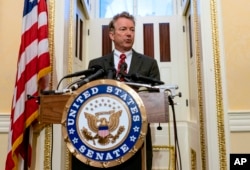 រូបភាព​ឯកសារ៖ លោក Rand Paul សមាជិក​ព្រឹទ្ធសភា​ឆ្លើយ​សំណួរ​របស់​អ្នក​កាសែត​ នៅ​ក្នុង​សន្និសីទ​កាសែត​មួយ​នៅ​វិមានសភា Capitol Hill ក្នុង​រដ្ឋធានី​វ៉ាស៊ីនតោន កាលពី​ថ្ងៃទី១៨ ខែមេសា ឆ្នាំ២០១៨។