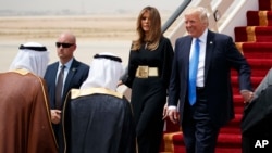 نداشتن حجاب اسلامی از سوی بانوی اول آمریکا مورد توجه برخی رسانه های آمریکایی قرار گرفته است.