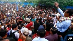 លោក សម រង្ស៊ី ប្រធាន​គណបក្ស​សង្គ្រោះ​ជាតិ ថ្លែង​ទៅ​កាន់​អ្នកគាំទ្រ​គណបក្ស​របស់​លោក​ពេល​ធ្វើ​យុទ្ធនាការ​ឃោសនា​បោះឆ្នោត​ឆ្នាំ ២០១៣។