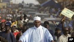 Shugaba Abdoulaye Wade na kasar Senegal mai neman wa'adin mulki na uku, wanda hakan ya janyo takaddamar siyasa a kasar