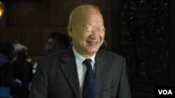 រូបឯកសារ៖ លោក​ អង្គ​ វង្ស​វឌ្ឍនា រដ្ឋមន្រ្តី​ក្រសួង​យុត្តិធម៌​​​​ដើរ​ចេញ​ពី​សាល​ប្រជុំ​នៅ​វិមាន​រដ្ឋសភា​នៅ​ថ្ងៃព្រហស្បតិ៍​ទី​០៩​ មិថុនា ​ឆ្នាំ​២០១៦​ បន្ទាប់​ពី​លោក​ត្រូវ​បាន​ស្នើសុំ​ដោយ​គណបក្ស​ប្រឆាំង​ឲ្យមាន​ការ​បកស្រាយ​អំពីប្រព័ន្ធ​យុត្តិធម៌​កម្ពុជា។ (ឡេង ឡែន/VOA)