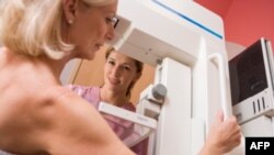 Seorang pasien menjalani pemeriksaan dengan teknik mamogram untuk mendeteksi kanker payudara. (Foto: Dok)