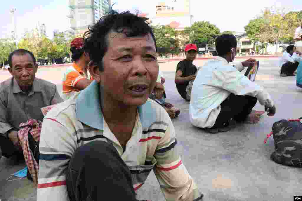 ប្រជាពលរដ្ឋ​មួយរូប​ គឺ​​លោក ហង្ស ពៅ អាយុ​៥៥​ឆ្នាំ ​រង​ជម្លោះ​លើ​បញ្ហាដីធ្លី​នៅ​ខេត្តក្រចេះ​​ ចូលរួមដាក់​ញត្តិ​ស្នើររដ្ឋាភិបាល​ឲ្យដោះស្រាយបញ្ហា​ដីធ្លីរបស់គាត់ នៅរាជធានី​ភ្នំពេញ នៅថ្ងៃ​ទី​ ២៣ ខែ​មេសា ឆ្នាំ២០១៨។ (ស៊ុ​ន​​ ណារិន​​/VOA)