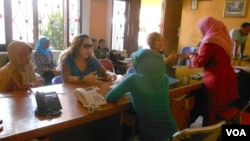 Uy xizmatkori bo'lib ishga kirish uchun ayollar suhbatdan o'tmoqda, Indoneziya 