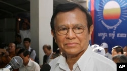 រូបឯកសារ៖ លោក​ កឹម សុខា​ ​ប្រធាន​គណ​បក្ស​សង្គ្រោះ​ជាតិ​ដែល​ត្រូវបាន​រំលាយ​ចោល ថ្លែងទៅកាន់​អ្នកគាំទ្រ​នៅក្នុងទីក្រុងភ្នំពេញ នៅថ្ងៃទី២ ខែមីនា ឆ្នាំ២០១៧។ (AP)