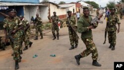 Des soldats dispersent la foule à Bujumbura, le 7 mai 2015. (AP Photo/Jerome Delay)