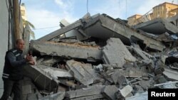 Palestinac na ostacima zgrade koja je uništena u izraelskom vazdušnom udaru u Gazi, 5. maja 2019.