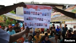 Petugas melakukan perhitungan surat suara pada pemilu legislatif 2014 di sebuah TPS di DKI Jakarta. (foto: ilustrasi)