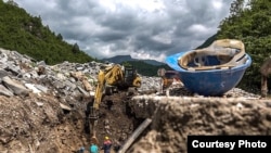 Mašine kopaju kanale za cjevovode prema rijeci Doljanki (Foto: CIN)