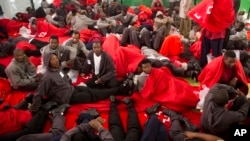 FILE - Migran berisitirahat di sebuah pusat olahraga setelah diselamatkan dari perairan Selat Gibraltar, 12 Agustus 2014.