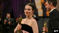 Актриса Майки Мэдисон и продюсер Алекс Коко на балу по случаю церемонии вручения премии «Оскар» в театре Долби в Голливуде. 2 марта 2025 г.