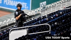 ARHIVA - Policijska kontrola na bejzbol stadionu u američkoj prijestonici Vašingtonu (Foto: Reuters/Brad Mills-USA Today Sports)