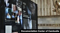 រូបភាព និង​ព័ត៌មាន​អំពី​ខ្មែរក្រហម ដែល​ដាក់​បង្ហាញ​​នៅ​ក្នុង​មជ្ឈមណ្ឌល​សន្តិភាព​ស្រុកអន្លង់វែង។ (រូបថត​ពី​​មជ្ឈមណ្ឌល​ឯកសារ​កម្ពុជា)