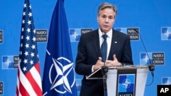 资料照片：美国国务卿安东尼·布林肯于2023年11月29日在比利时布鲁塞尔北约总部举行的北约外交部长乌克兰问题会议上举行新闻发布会。（美联社图片）