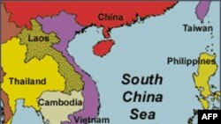 Janubiy Xitoy dengizida qariyb 250 kattayu-kichik orollar bor. Ularga dengiz atrofidagi bir necha davlat da'vogarlik qiladi. Xitoy Amerikani bu mintaqaviy tortishuvga aralashayotganlikda ayblamoqda.