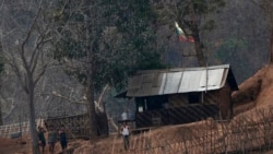 រូបឯកសារ៖ ក្នុងរូបដែលថត​នៅថ្ងៃទី៣០ ខែមីនា ឆ្នាំ២០២១នេះ បង្ហាញពី​ទាហាន​មីយ៉ាន់ម៉ា ឈរ​នៅ​ជំរំ​កងទ័ព​តូច​មួយ​តាម​បណ្តោយ​ច្រាំងទន្លេក្បែរ​ព្រំដែន​មីយ៉ាន់ម៉ា​និង​ថៃ។