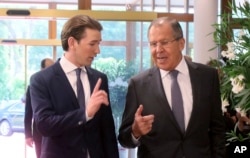 Міністр закордонних справ Австрії Себастіан Курц із міністром закордонних справ Росії Сергієм Лавровим напередодні неофіційної наради ОБСЄ. Австрія, 11 липня 2017 року.