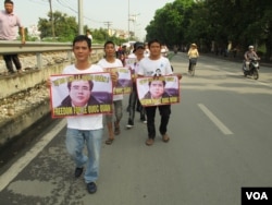 Supporters of Le Quoc Quan march in Hanoi, Oct. 2, 2013. (Marianne Brown for VOA)