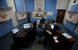 Pemandangan studio penyiaran acara radio berbahasa Pashto, 16 Agustus 2012, sebagai ilustrasi. (Foto: Reuters)