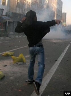 Tehronda dafn marosimida omma to'qnashdi