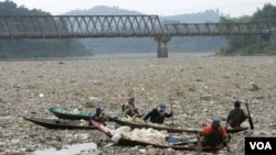 Sampah termasuk sampah plastik nampak mengotori Sungai Citarum, Jawa Barat. Sungai ini masuk dalam daftar 10 tempat paling tercemar di dunia tahun 2013 (Foto: Dok)