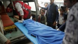 یمنی ها در حال انتقال جسد یک دختر خردسال که به اثر انفجاری در صنعا، پایتخت آن کشور، کشته شده است
