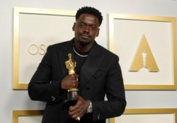 اداکار ڈینیئل کلویا کو بلیک پینتھر پارٹی کے رکن فریڈ ہیمپٹن کا کردار بخوبی نبھانے پر بہترین معاون اداکار کا آسکر ملا ہے۔