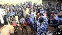 Rassemblement autour d'un groupe d'adolescentes de la tribu Sebeï, en Ouganda, juste après leur excision à Bukwa, au Nord-Est de Kampala (AP/archives 2008)