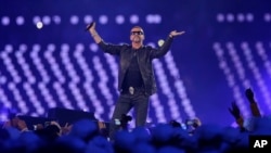 FILE - George Michael tampil pada penutupan Olimpiade Musim Panas di London, 12 Agustus 2012.