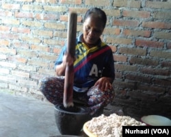 Proses produksi abon ikan di Sleman,Yogyakarta. (Foto:VOA/ Nurhadi)