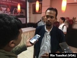 Pengamat Politik UI, Ade Reza Hardiyan, berbicara kepada wartawan usai diskusi. Sabtu, 24 November 2018. (Foto: Rio Tuasikal/VOA)