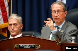 El presidente del Comité Judicial de la Cámara, Bob Goodlatte (R-VA), cuestiona al Subdirector adjunto del FBI, Peter Strzok, mientras el Representante Trey Gowdy (R-SC) observa durante el testimonio de Strzok ante los Comités Judicial y de Supervisión y Reforma Gubernamental en el Capitolio. Julio 12 de 2018.