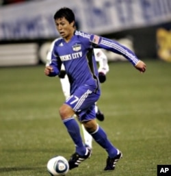 Kansas City Wizards player Roger Espinoza is one of a small group of Americans who will represent other countries in the World Cup.