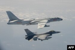 타이완군 F-16 전투기(아래)가 중국군 H-6 폭격기 접근에 대응 출격하고 있다. (자료사진)