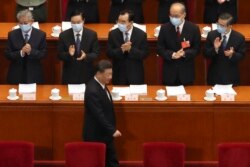 រូបឯកសារ៖ សមាជិកសភាចិនទះដៃអបអរសាទរការមកដល់របស់ប្រធានាធិបតីលោក Xi Jinping អំឡុងពេលកិច្ចប្រជុំមួយ នៅក្រុងប៉េកាំង កាលពីថ្ងៃទី២២ ខែឧសភា ឆ្នាំ២០២០។