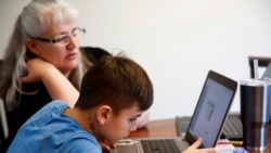 Kegiatan belajar virtual selama pandemi Covid-19 menjadi tantangan tersendiri bagi orang tua (foto: ilustrasi).