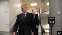 参议院外交关系委员会的民主党籍资深议员鲍勃·梅嫩德斯走向他的办公室（2018年2月14日）