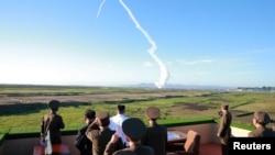 Лідер КНДР Кім Чен Ин спостерігпає за запуском ракети (ілюстраційне фото)