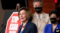 낸시 펠로시 미국 하원의장이 18일 의회 기자회견에서 발언하고 있다.