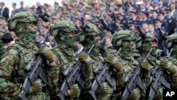 Arhiva - Pripadnici Vojske Srbije marširaju tokom vojne parade u Nišu, Srbija, 10. maja 2019.